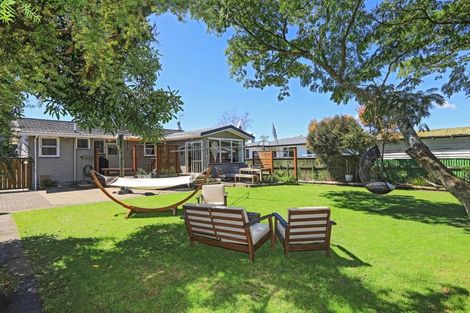 Photo of property in 98 Lipscombe Crescent, Havelock North, 4130