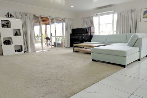 Photo of property in 2/8 Bowscale Place, Northpark, Auckland, 2013