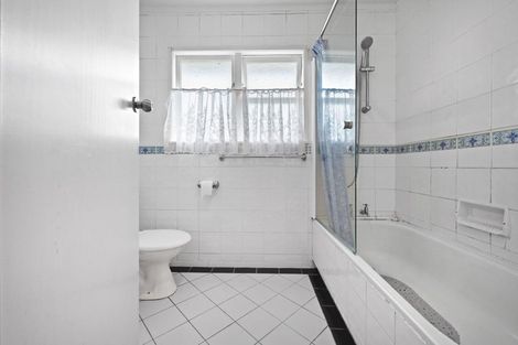 Photo of property in 18 Borrowdace Avenue, Botany Downs, Auckland, 2010