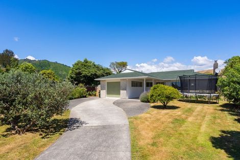 Photo of property in 24 Rewarewa Crescent, Waikanae, 5036