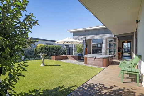 Photo of property in 9 Pukenamu Road, Rainbow Point, Taupo, 3330