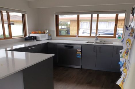 Photo of property in 17a Edgewater Parade, Waiuku, 2123