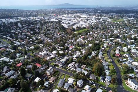 Photo of property in 2/549 Glenfield Road, Glenfield, Auckland, 0629