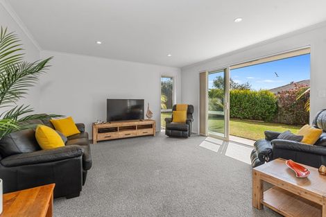 Photo of property in 14 Roto View, One Tree Point, 0118