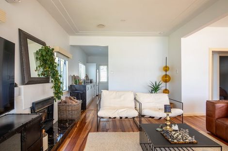 Photo of property in Wallis Street, Raglan, 3225