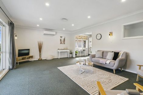 Photo of property in 73 Taylor Terrace, Tawa, Wellington, 5028