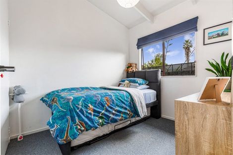 Photo of property in 2/9 London Street, Te Atatu Peninsula, Auckland, 0610