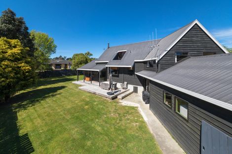 Photo of property in 11 Hillgrove Place, Fitzherbert, Palmerston North, 4410