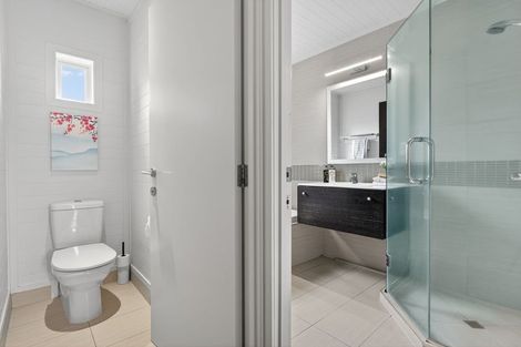 Photo of property in 29 Peter Terrace, Castor Bay, Auckland, 0620