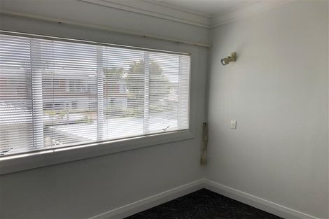 Photo of property in 77 Sylvan Avenue, Northcote, Auckland, 0627