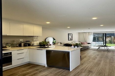 Photo of property in 4/37 Camelot Place, Glenfield, Auckland, 0629