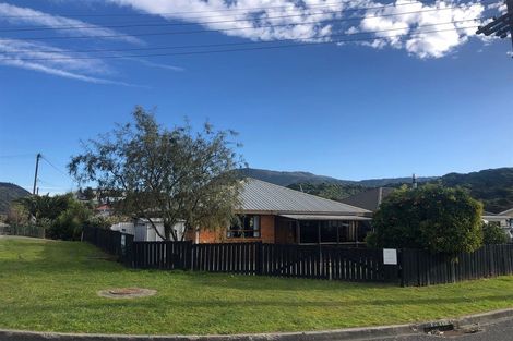 Photo of property in 155 Waikawa Road, Picton, 7220