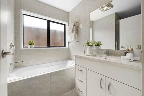 Photo of property in 29b Edgewater Drive, Pakuranga, Auckland, 2010