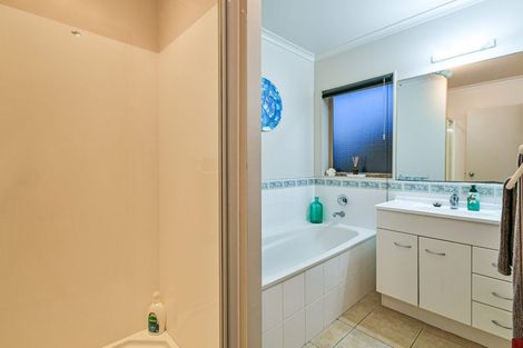 Photo of property in 22 Carisbrook Crescent, Papakura, 2110