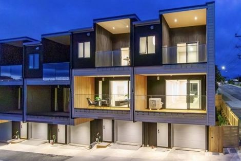 Photo of property in 6/64 Pupuke Road, Hillcrest, Auckland, 0627