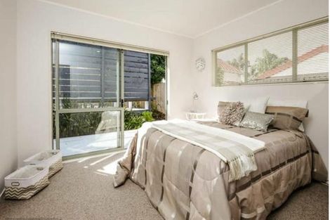 Photo of property in 1 Bridgehead Cove, West Harbour, Auckland, 0618