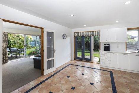 Photo of property in 16 Huntingdon Place, Avonhead, Christchurch, 8042