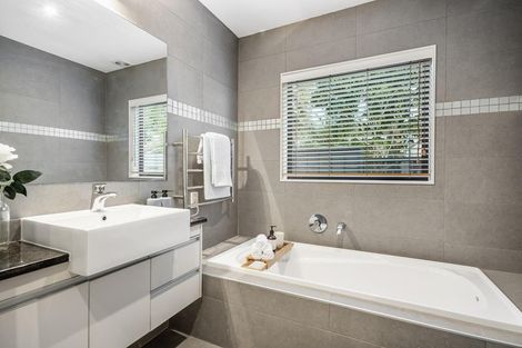 Photo of property in 158b East Coast Road, Forrest Hill, Auckland, 0620