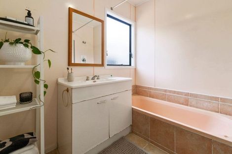 Photo of property in 21 Redlands Grove, Swanson, Auckland, 0612