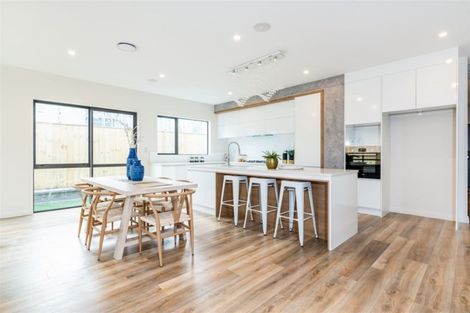 Photo of property in 11 Reserva Crescent, Kumeu, 0810