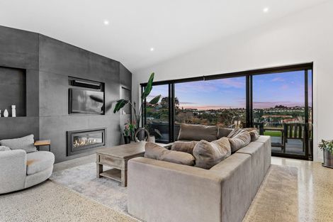 Photo of property in 7 Laguna Place, Matakatia, Whangaparaoa, 0930