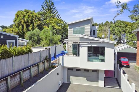 Photo of property in 10 Pendarves Street, New Plymouth, 4310