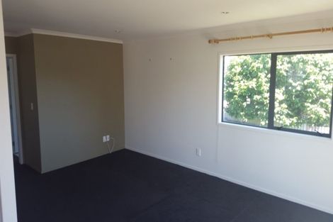 Photo of property in 18 Kiernan Place, Kelston, Auckland, 0602