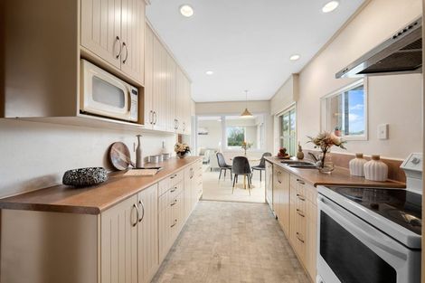 Photo of property in 4 The Anchorage, Sunnyhills, Auckland, 2010