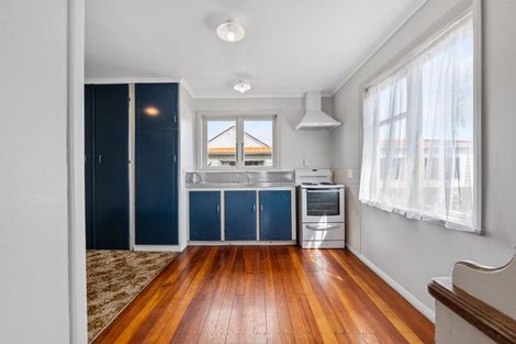 Photo of property in 4 Holford Street, Westown, New Plymouth, 4310