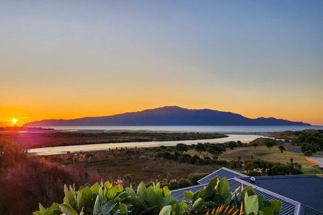 Photo of property in 174 Weggery Drive, Waikanae Beach, Waikanae, 5036