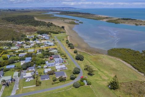 Photo of property in 19 Birds Beach Road, Tapora, 0977