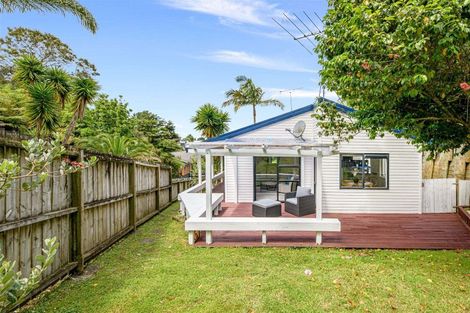 Photo of property in 1/8 Heatherleigh Rise, Northcross, Auckland, 0632