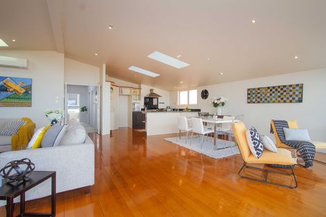 Photo of property in 99 Pupuke Road, Northcote, Auckland, 0627