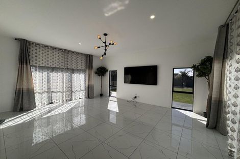 Photo of property in 9 Cooke Farm Grove, Waiwhakaiho, New Plymouth, 4312
