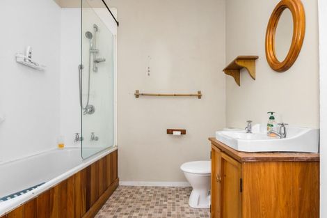 Photo of property in 33 Bowling Road, Greenmeadows, Napier, 4112