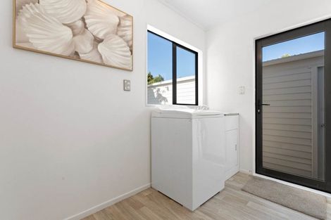 Photo of property in 28 London Street, Te Atatu Peninsula, Auckland, 0610