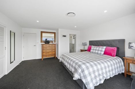 Photo of property in 99 Akaroa Drive, Maupuia, Wellington, 6022