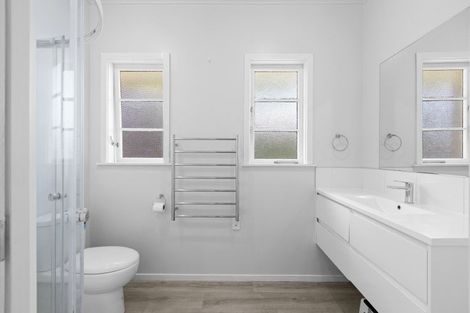 Photo of property in 2 Old Farm Road, Hamilton East, Hamilton, 3216