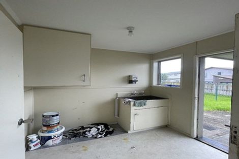 Photo of property in 28 Hinton Place, Weymouth, Auckland, 2103