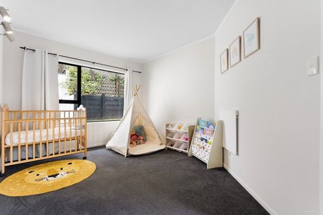 Photo of property in 4 Raphael Place, West Harbour, Auckland, 0618