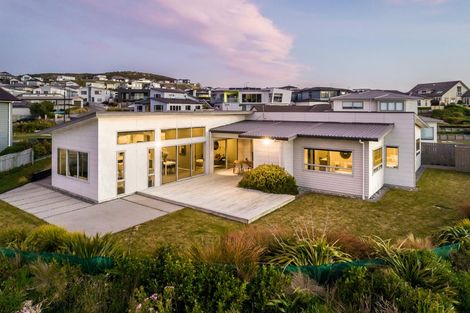 Photo of property in 15 Sue Dow Lane, Aotea, Porirua, 5024