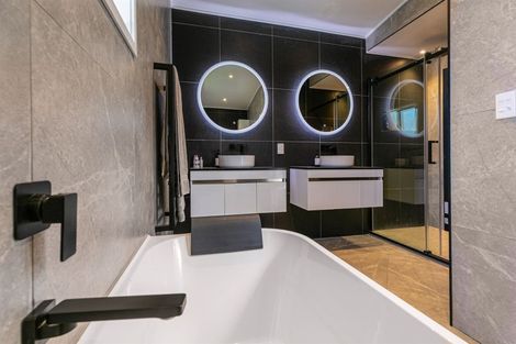 Photo of property in 112 Mountain Road, Henderson Valley, Auckland, 0612