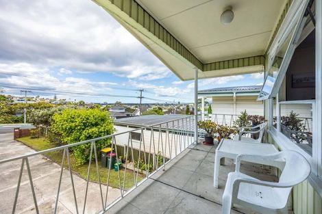 Photo of property in 54 Raleigh Road, Northcote, Auckland, 0627
