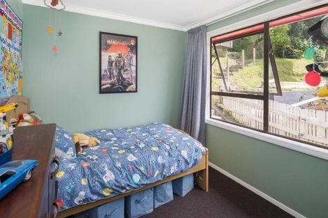 Photo of property in 102 Ruskin Road, Newlands, Wellington, 6037