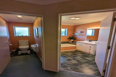 Photo of property in 10 Crown Hill, Paraparaumu, 5032