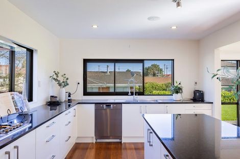 Photo of property in 13 Knightsbridge Drive, Forrest Hill, Auckland, 0620