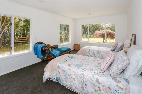 Photo of property in 21 Bush Road, Waiatarua, Auckland, 0604