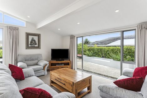 Photo of property in 11 Hadfield Place, Paraparaumu Beach, Paraparaumu, 5032