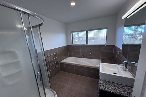 Photo of property in 28 Ballymore Drive, Pinehill, Auckland, 0632