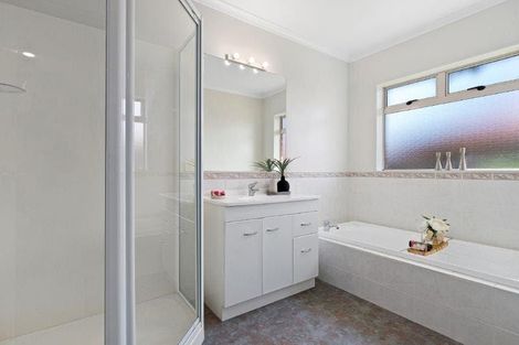 Photo of property in 15 Thistlewood Avenue, Hamilton East, Hamilton, 3216